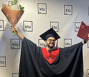 Azad at the graduation ceremony